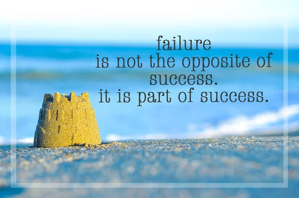 Inspirerande motiverande citat på blur strandutsikt med sand cast — Stockfoto