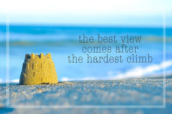 Inspirerende, motiverende citaat op vervagen uitzicht op het strand met zand cast — Stockfoto