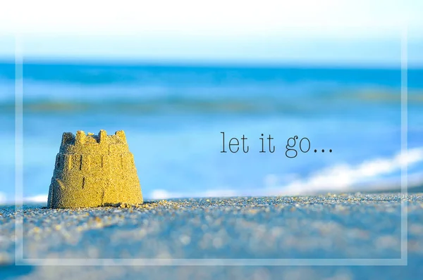 Cita motivadora inspiradora en vista a la playa borrosa con arena fundida — Foto de Stock