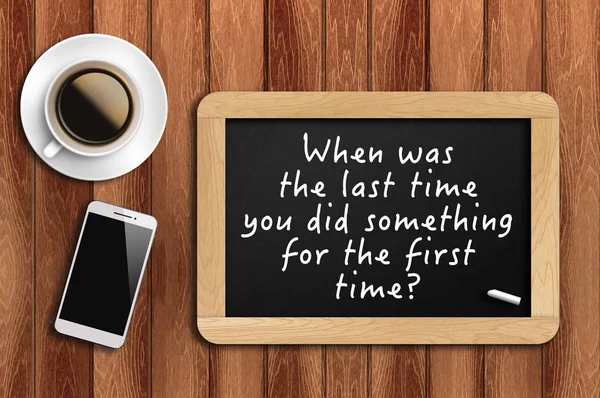 Inspirierendes motivierendes Zitat auf Tafel mit Kaffee, Telefon — Stockfoto