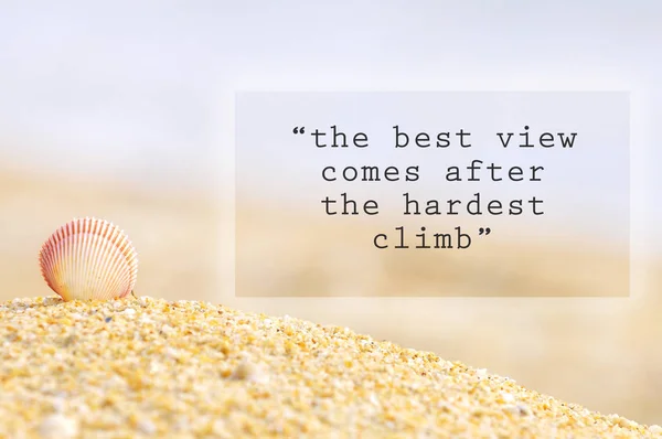 Inspirierend motivierendes Zitat von Muschelmuscheln im Sand am lizenzfreie Stockfotos