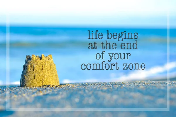 Inspirerande motiverande citat på blur strandutsikt med sand cast Stockfoto