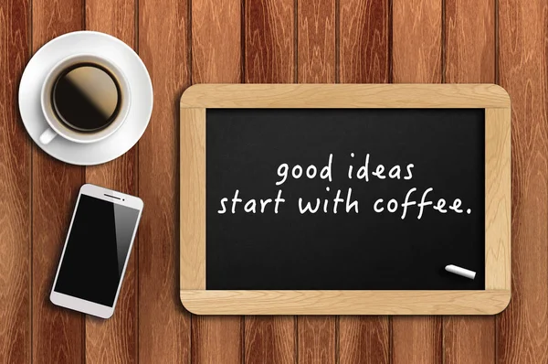 Inspirierendes motivierendes Zitat auf Tafel mit Kaffee, Telefon Stockbild