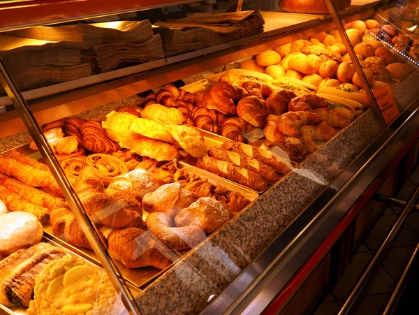 Burger, çörek ve bir fırın veya dükkan cam sayaç sandviç parlak çekim.