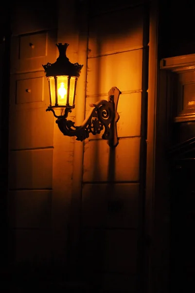 Alte rote Ziegelwände und Licht hängen an der Wand. Nacht — Stockfoto