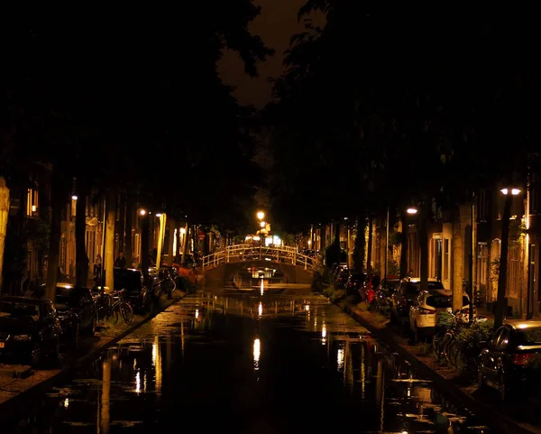 Ночной старый город. Узкий канал . — стоковое фото
