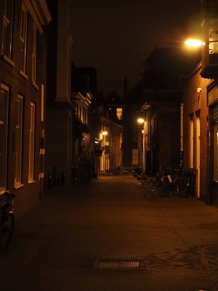 Nacht op de smalle straat in Europese oude stad — Stockfoto