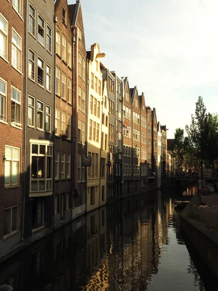 Amsterdam, Nederländerna, vy över traditionella hus i Amsterdam Nederländerna Europa. Solnedgång. Kvällen. Europeisk stil hus. Kanaler — Stockfoto