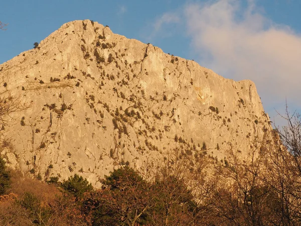 Montaña colinas de piedra caliza, iluminadas por el sol poniente con gaviotas debajo — Foto de Stock