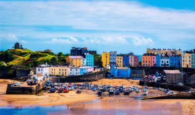 Tenby Pembrokeshire Galler 'in deniz kenarı mimarisi duvarları