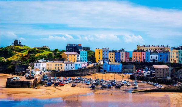 Tenby Pembrokeshire Galler 'in deniz kenarı mimarisi duvarları