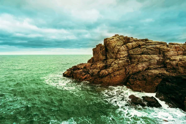 İngiliz Kanalı 'nın Gouffre körfezindeki uçurum, Brittany' deki Cotes-d 'Armor Bölümü' nün Plougrescant kasabası yakınlarında.