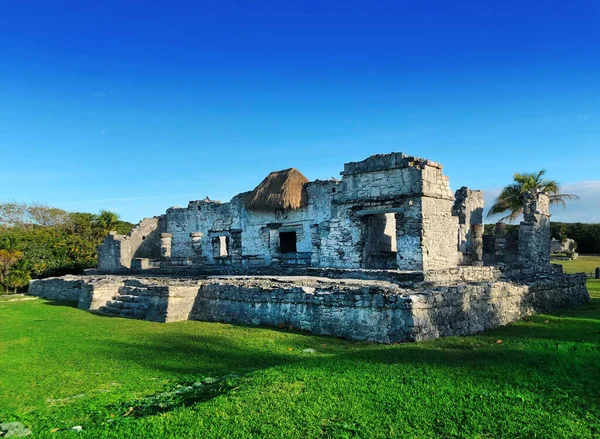 Tulum Mexico 'nun Maya şatosu kalıntılarının bir parçası.