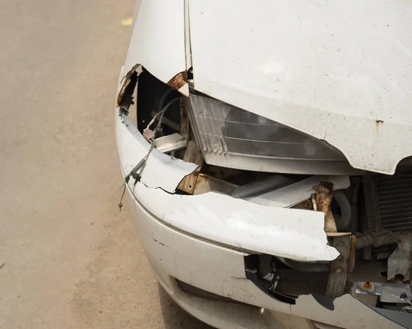 Sokakta hasarlı araç