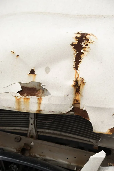 Sokakta hasarlı araç