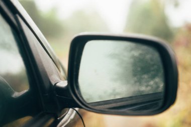 Yolda araba kullanmak.