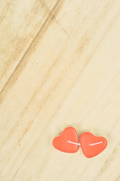 ahşap arka plan üzerinde izole mumlar