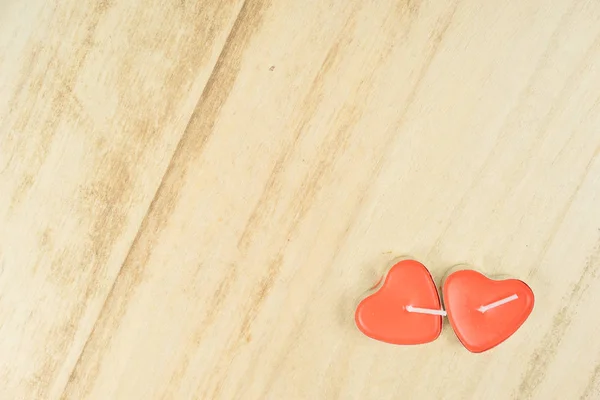 ahşap arka plan üzerinde izole mumlar