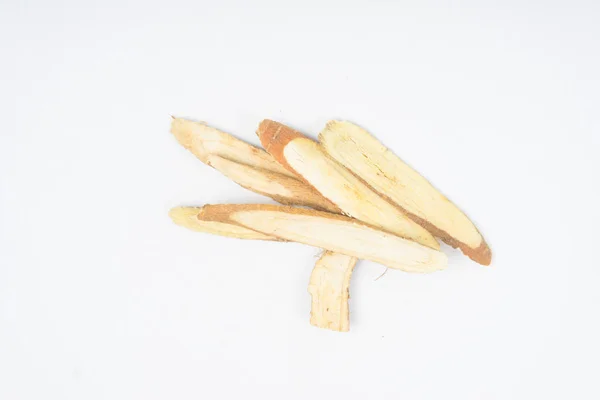 Meyan kökü üzerinde beyaz izole