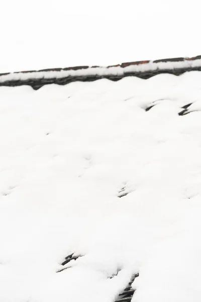 karlı çatı yakın çekim