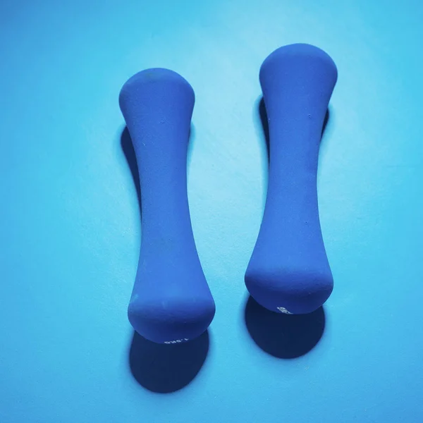 bir çift mavi halter