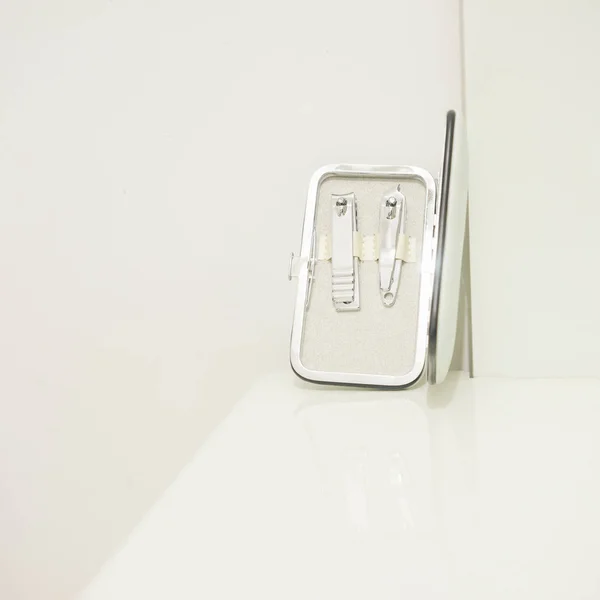 whitew üzerinde izole Tırnak makasları