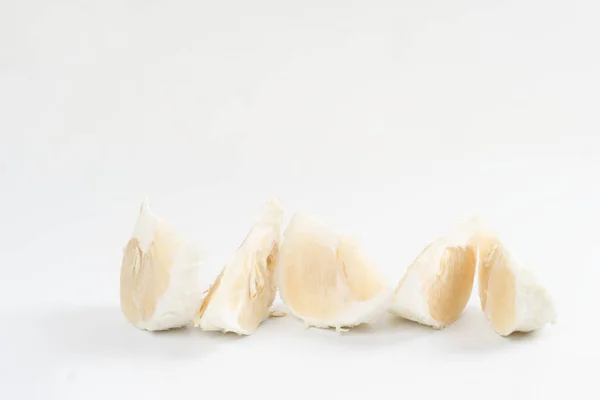 Masada dilimlenmiş nane şekeri.