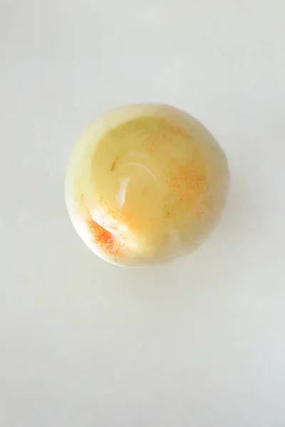 Şeftali suyun altında