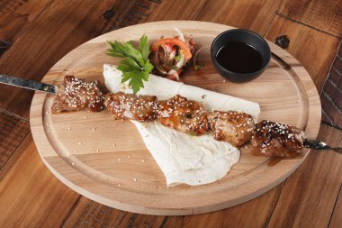 Barbekü domuz eti ile salata