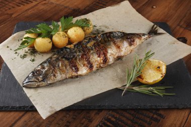 Limon ile kızarmış uskumru balık dolması