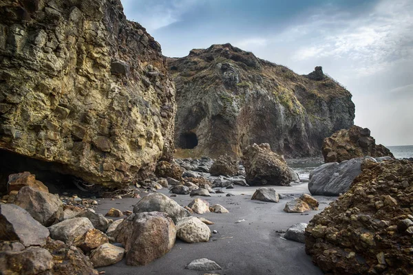 Skalnaté Pobřeží Rocky Ocean Beach Kameny Plavý Nádech Síry Obsažené — Stock fotografie