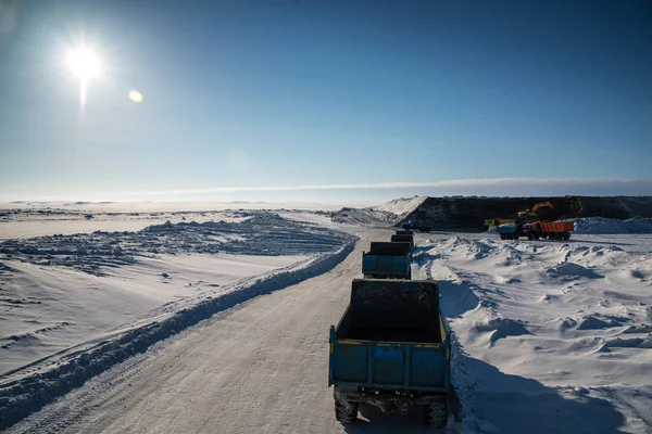 瓦礫を読み込むための採石場にダンプ トラックのキューです 日当たりの良い北極の風景 — ストック写真