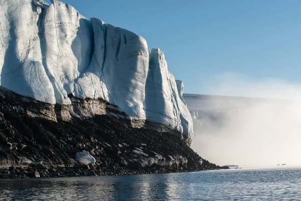 Buzul duvar Arctic, alttan arka planda, sis buzul kubbe volkanik Bankası.