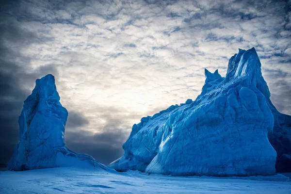 Due Iceberg Nell Oceano Artico Sullo Sfondo Del Cielo Nuvoloso — Foto Stock