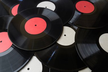 Birçok vinil kırmızı ve beyaz etiket diskleri