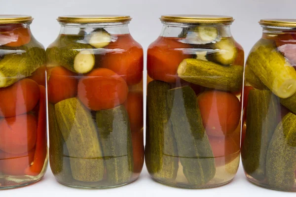 Preservação de um banco de tomates e pepinos — Fotografia de Stock