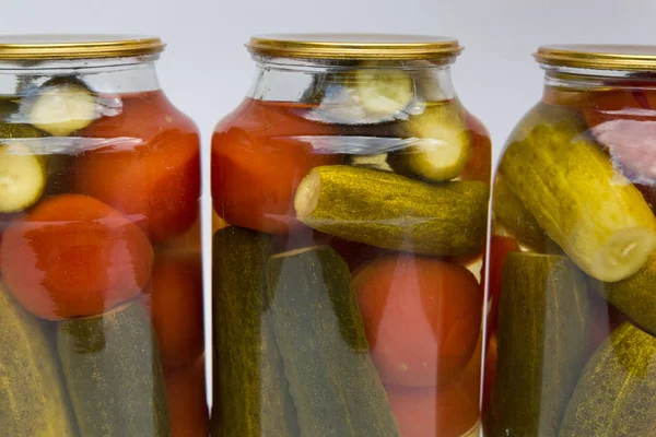 Conservación de un banco de tomates y pepinos — Foto de Stock