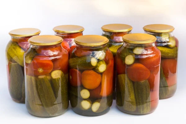 Conservación de un banco de tomates y pepinos — Foto de Stock