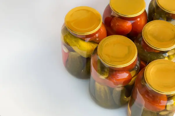 Conservación de un banco de tomates y pepinos — Foto de Stock