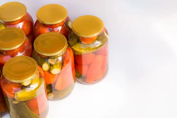 Conservación de un banco de tomates y pepinos — Foto de Stock