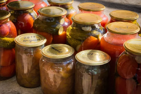 Frascos com variedade de legumes em conserva. Preservação — Fotografia de Stock