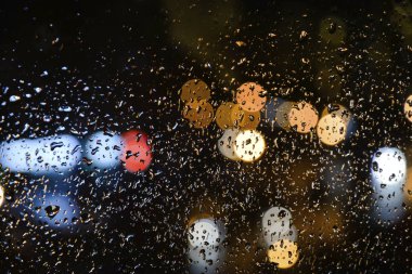 Yağmur damlaları whith bokeh penceresindeki görüntü