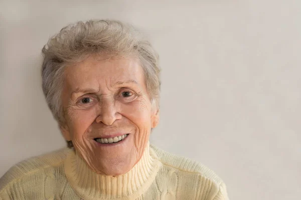 Portrait of a smiling elderly woman — Stock Photo, Image