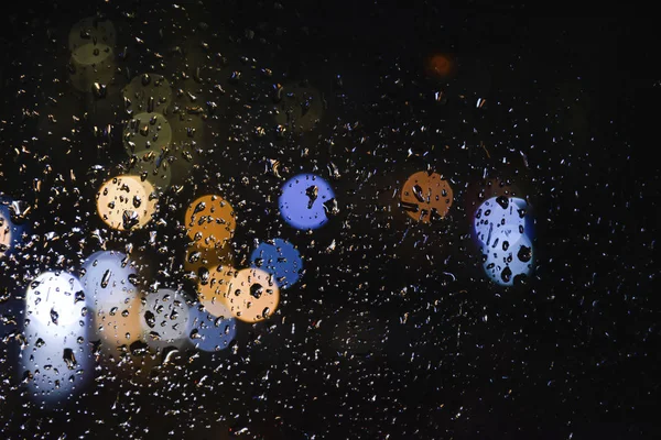 Immagine di gocce di pioggia con bokeh sulla finestra — Foto Stock