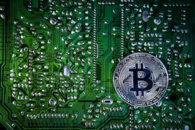Gümüş Bitcoins çip. Yeşil arka plan. Emanet crypt