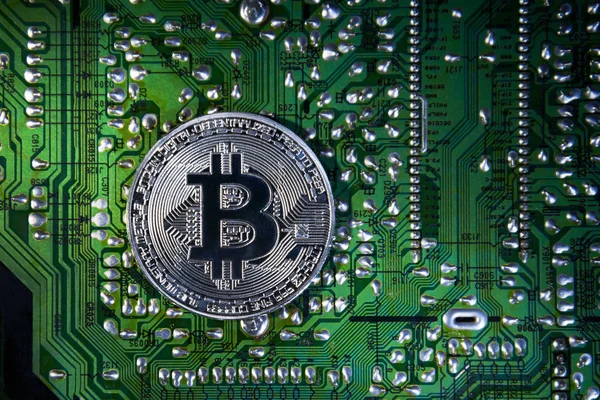 Gümüş Bitcoins çip. Yeşil arka plan. Emanet crypt