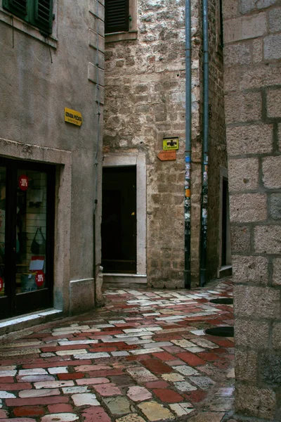 La esquina de una pequeña calle vieja Kotor en Montenegro —  Fotos de Stock