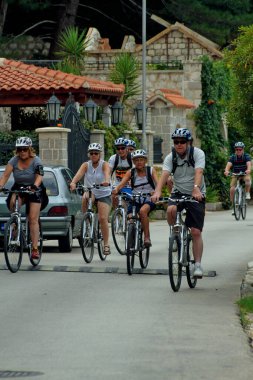 Dobrota, Karadağ, 21 Eylül 2016: Bir grup yaşlı insan bisiklet sürüyor