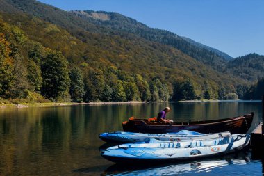 Biogradska Gora Ulusal Parkı, Karadağ, 23 Eylül 2016: Biograd Gölü 'nde tekneli manzara