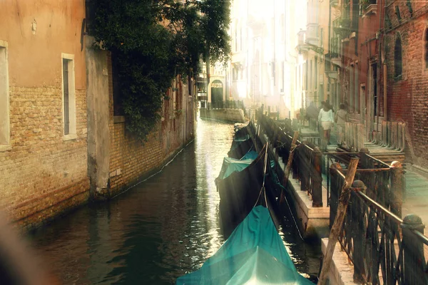 Benátský průplav s gondolami v paprscích vycházejícího slunce — Stock fotografie